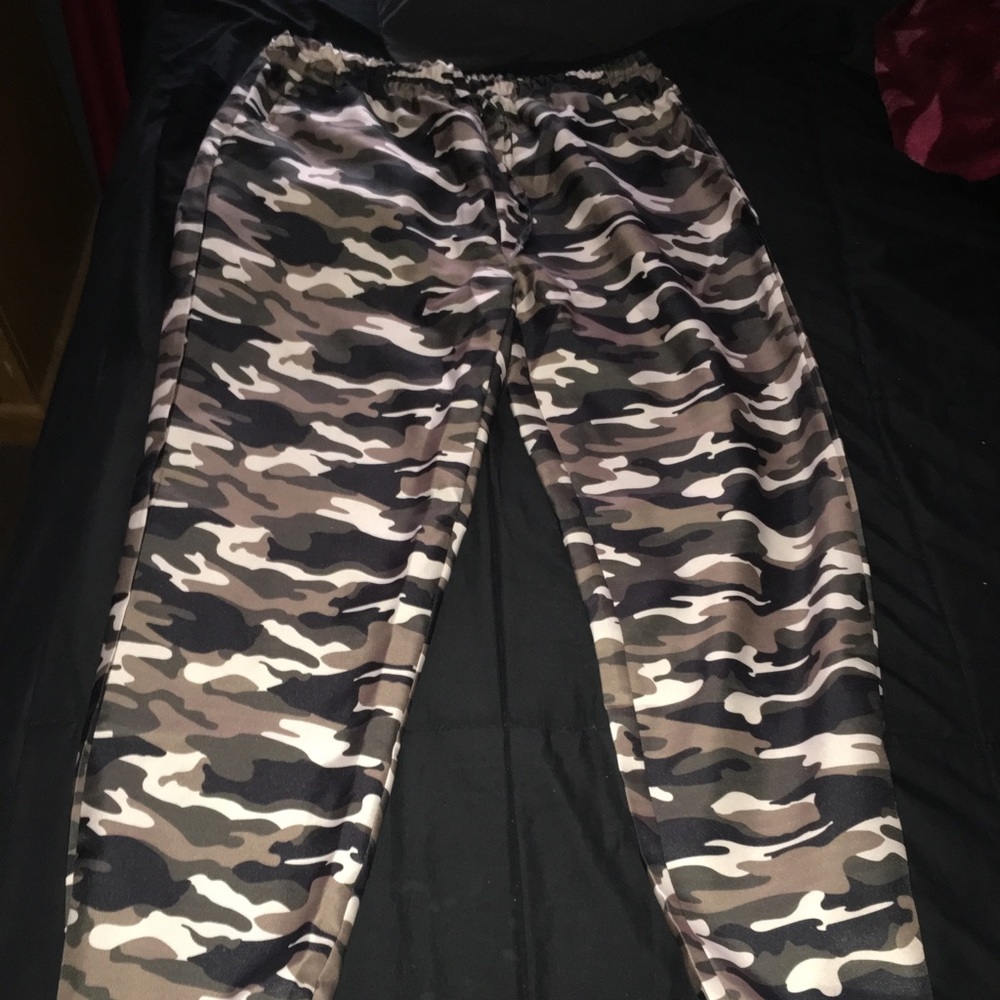 Stretchy camo pants (NEW)